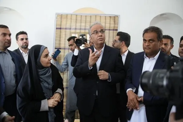 تأکید وزیر راه و شهرسازی برای بازسازی اقامتگاه رهبری در زمان تبعید به ایرانشهر