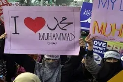 Danimarkanın radikal sağçı Sərt Xətt partiyasının üzvləri Quranı yandırdılar