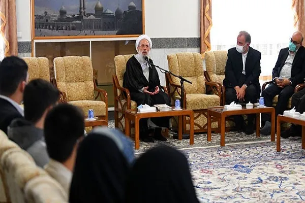 حافظان قرآن حاملان پرچم اسلام هستند