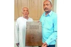 Pamilya sa Hyderabad, India, Nag-ukit ng mga Talata ng Qur’an sa Bakal na Plaka
