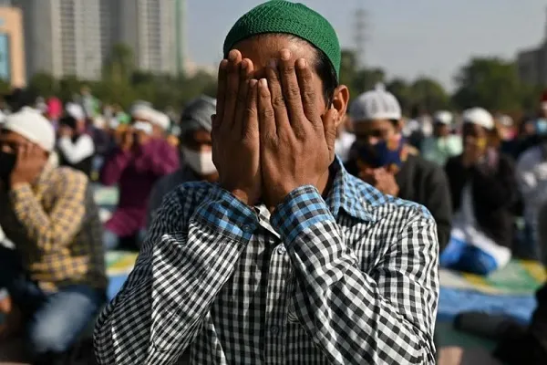 26 müsəlman namaz qıldıqlarına görə həbs edildi