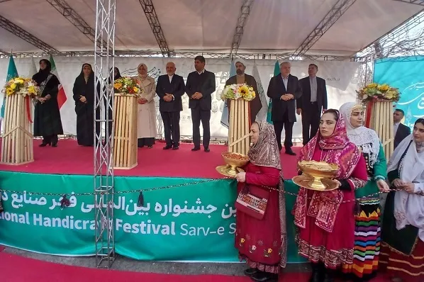 مردم ایران با حافظ، سعدی و مولانا جهان را تسخیر می‌کنند