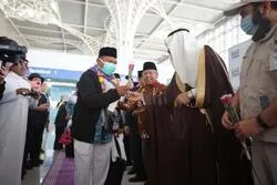 Lantunan Sholawat Sambut Jamaah Haji di Bandara Madinah