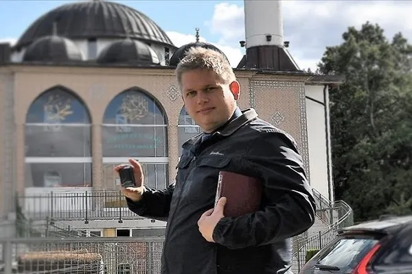Aşırı sağcı Paludan Türkiye'nin Stockholm Büyükelçiliği önünde Kur'an-ı Kerim yaktı