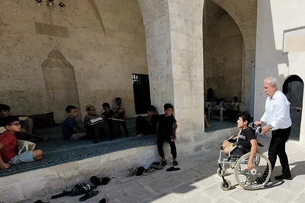 Her gün tekerlekli sandalye ile Kur’an öğrenmeye gidiyor