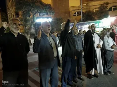 ایستاده در خیابان برای خونخواهی رهبر شهید انقلاب در اهر 