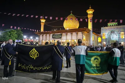 آیین لاله‌گردانی خدام حرم شاهچراغ(ع) در رثای شهادت امام رضا(ع)