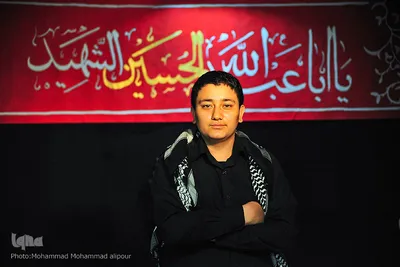 محمدرضا دشت‌بزرگ، 16 ساله، دانش آموز. اولین بار 10 ساله بود که به روضه امام حسین(ع) رفت. می‌گویم: امام حسین(ع). می‌گوید: حب الحسین یجمعنا.