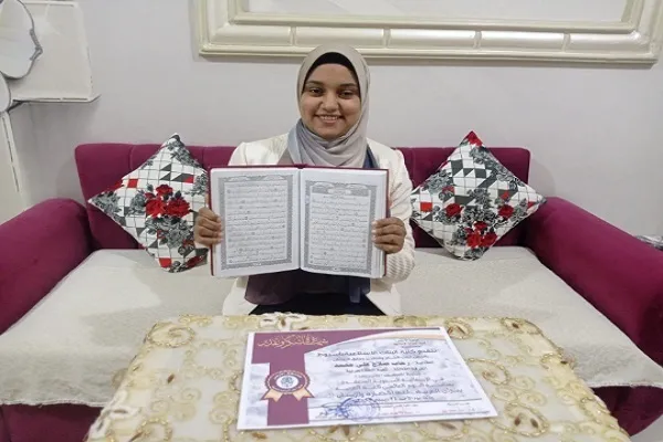 Mısırlı genç kız Kur’an-ı Kerim’in tamamını üç ayda yazmayı başardı