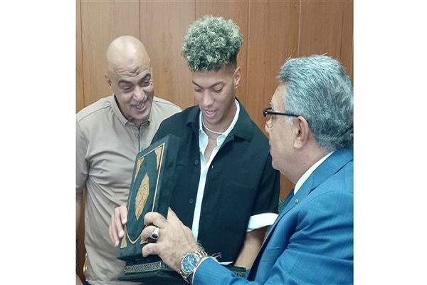 Copy of Quran Presented to Egyptian Football Star The governor of Dakahlia, Egypt, presented a copy of the Quran to Imam Ashour, an Egyptian national team and Al-Ahly club player, in recognition of his efforts in the 2026 World Cup.