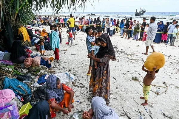 Indonesia: Locals Help Rohingya Refugees but ‘Cannot Accept Them’