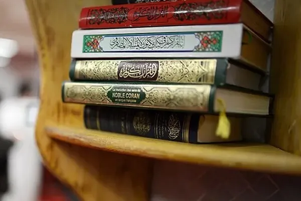 توزيع القرآن في هولندا ردّاً على هجمات معادية للإسلام