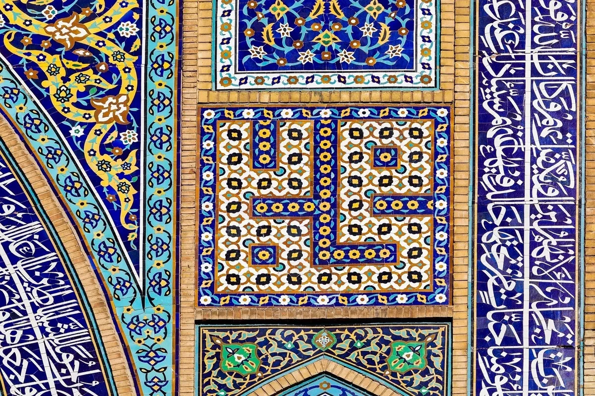 حرم امام رضا(ع)  میں حضرت محمد (ص)  کے نام سے تزئین شدہ کاشی کاری