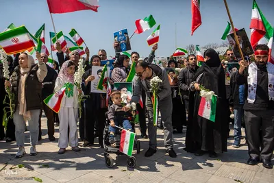 اجتماع عظیم مردمی و اهتزاز بزرگترین پرچم ایران در روز جمهوری اسلامی
