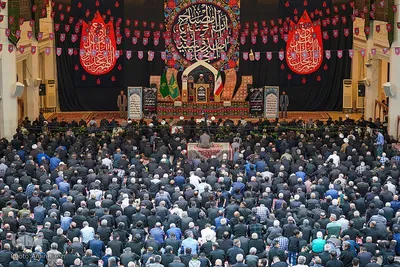 نماز ظهر عاشورا در شبستان امام خمینی(ره)‎ حرم شاهچراغ(ع)