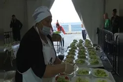 阿尔及利亚非政府组织为穷人分发开斋食品包裹