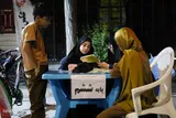 استمرار آموزش در پساجنگ؛ برگزاری کلاس‌های رفع اشکال در حاشیه تجمعات مردمی
