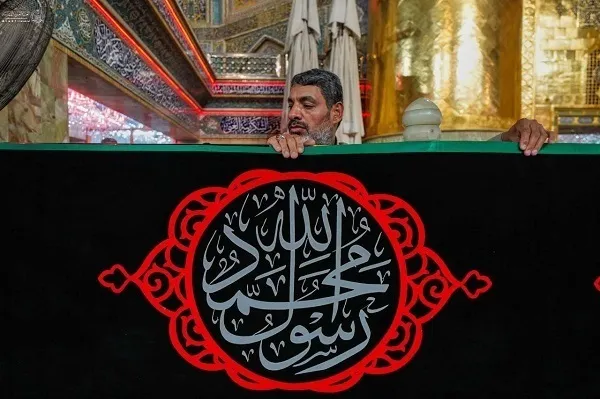 Santuário de Najaf Coberto de Preto em Preparação para Aniversário da Morte do Profeta Maomé