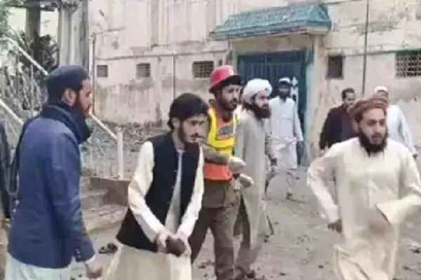 حمله انتحاری به نمازگزاران مرکز دینی حقانیه پاکستان + عکس و فیلم