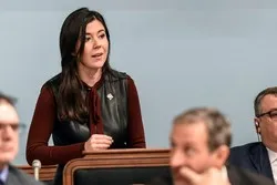 Québec : Catherine Fournier demande le retrait de tous les signes religieux du Salon bleu
