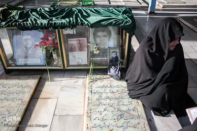 غبارروبی و عطرافشانی مزار شهدا با گل نرگس ـ بهبهان