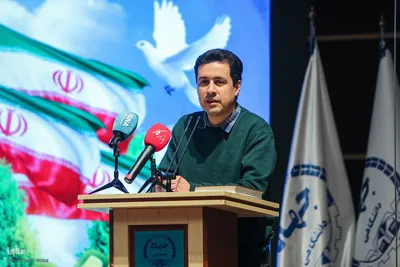 مراسم گرامیداشت هفته‌نامه بازار کار همراه با برنامه نکوداشت سیدکاظم حسینی