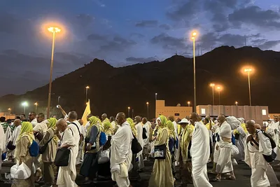 عزیمت هزاران زائر به سرزمین منا با پای پیاده