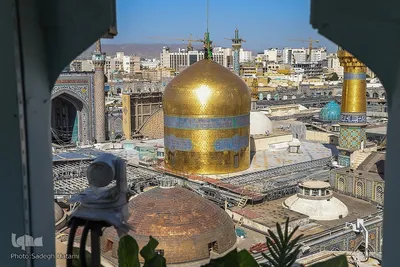 آیین تعویض پرچم گنبد حرم مطهر رضوی