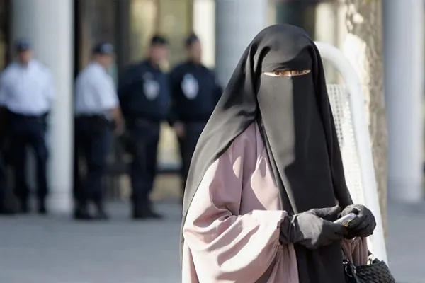 Tunus kamu kurumlarında peçe kullanmayı yasakladı