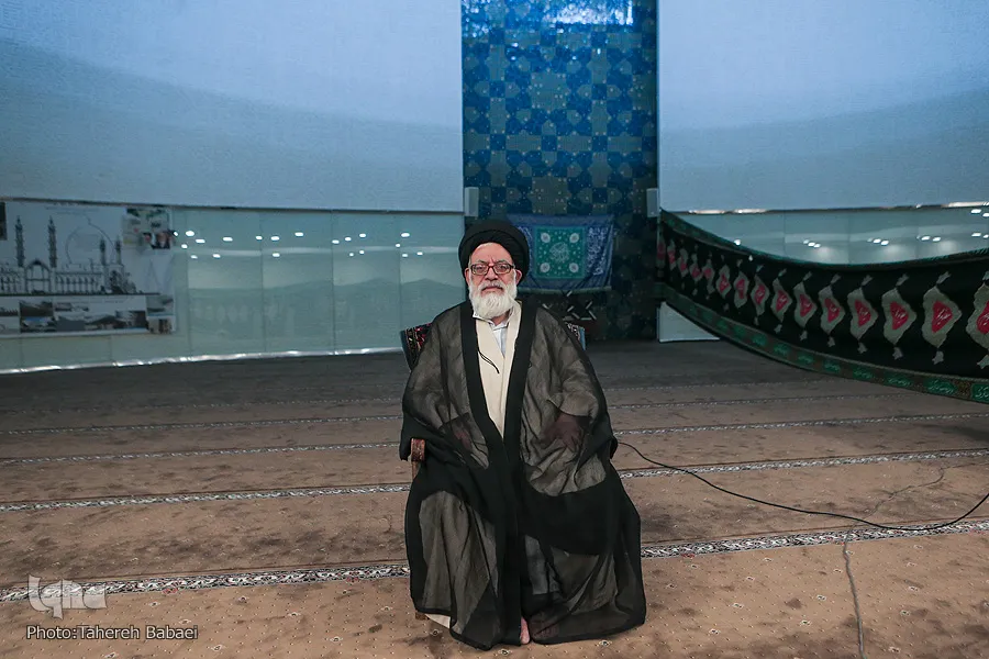 سر راه مانده‌ای بی‌مناره و گنبد در قلب پایتخت