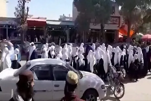 د افغانستان په پکتیا کې د انجونو د ښونځیو په تړل کیدا زده کونکو مظاهره وکړه