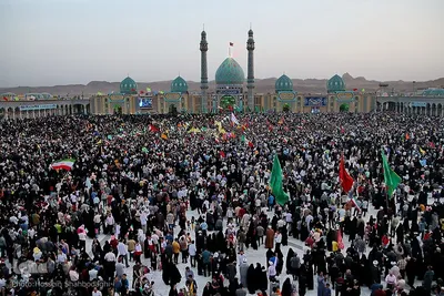 اجتماع خانوادگی سرود «سلام فرمانده» در مسجد مقدس جمکران قم