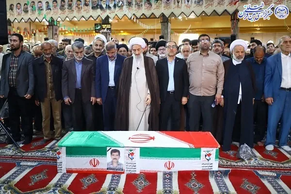 اقامه نماز مردم ساری برپیکر مطهر جانباز شهید «نورعلی قدبنان»