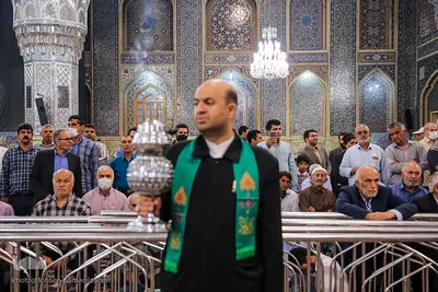 آیین تعویض پرچم گنبد حرم امام رضا(ع)
