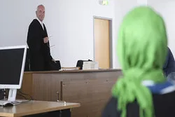 Canisius-Rektor steht zur Einstellung von Lehrerin mit Kopftuch