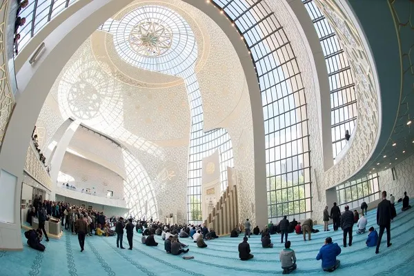 Almanya'nın Köln kentindeki camilerden ezan sesleri yankılandı