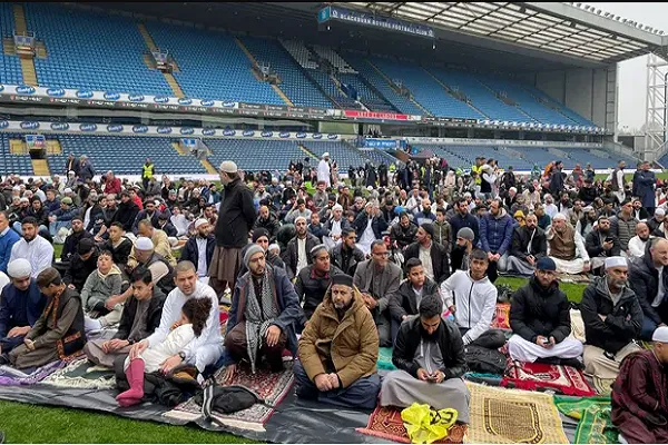 İngiliz futbol Kulübü stadyumunda Ramazan Bayramı namazı kılındı