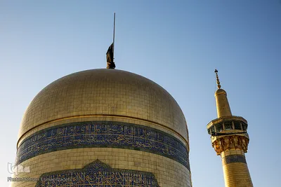 اهتزاز پرچم عزای حسینی بر فراز گنبد حرم رضوی
