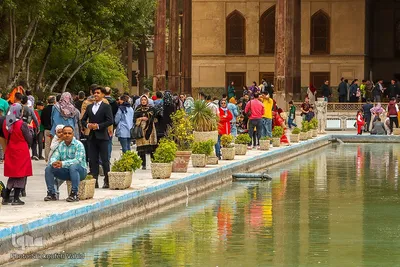 استقبال بی نظیر مسافران نوروزی از کاخ چهلستون اصفهان