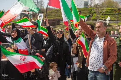 اجتماع عظیم مردمی و اهتزاز بزرگترین پرچم ایران در روز جمهوری اسلامی