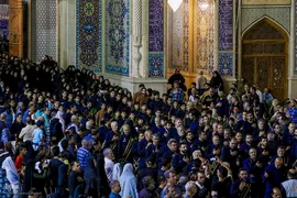آیین لاله‌گردانی خدام حرم شاهچراغ(ع) در رثای شهادت امام رضا(ع)