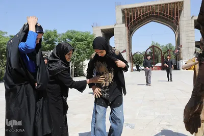 آیین گل مالی لرستانی‌ها مقیم قم در روز عاشورا
