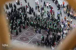 اهتزاز پرچم عزا بر فراز گنبد فيروزه‌اي آستان شاهچراغ(ع)
