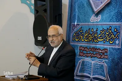 ابوالفضل بهرام‌پور در غرفه ایکنا در دوازدهمین روز از برگزاری بیست و هفتمین نمایشگاه بین المللی قرآن کریم