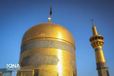 تعویض پرچم گنبد رضوی همزمان با آغاز ماه ربیع‌الاول
