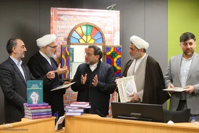 رونمایی از مجموعه مقالات همایش شهید سلیمانی و مکتب انتظار و مقاومت