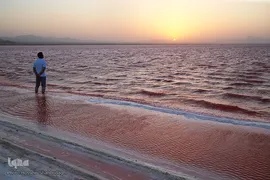 دریاچه حوض سلطان به رنگ سرخ