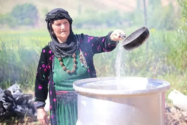 بدرقه بهار با بوی گل و گلاب