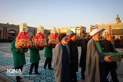 تعویض پرچم گنبد رضوی همزمان با آغاز ماه ربیع‌الاول
