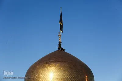تعویض پرچم گنبد حرم امام رضا(ع)
